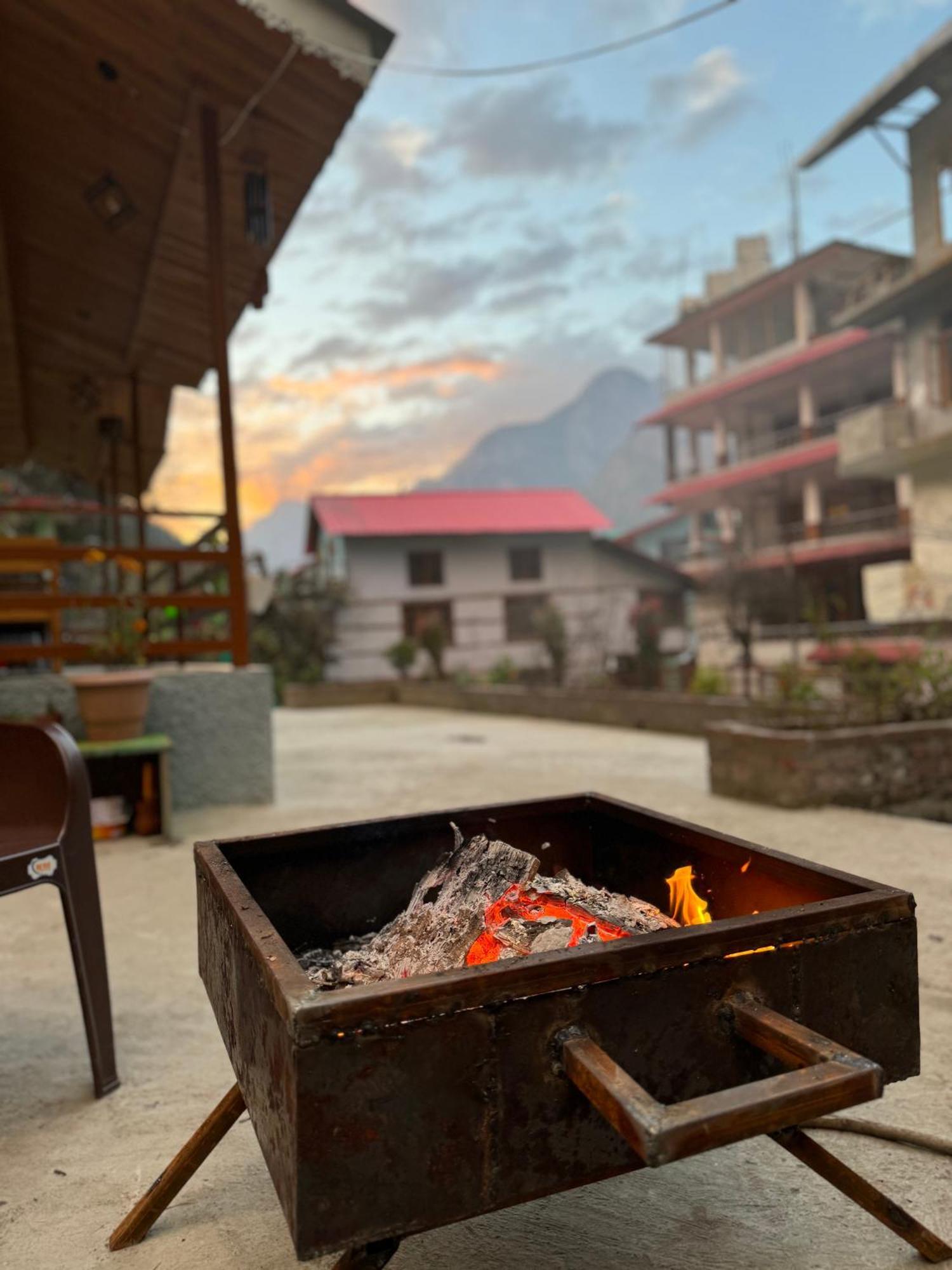Delight Homestay Kasol Exteriör bild